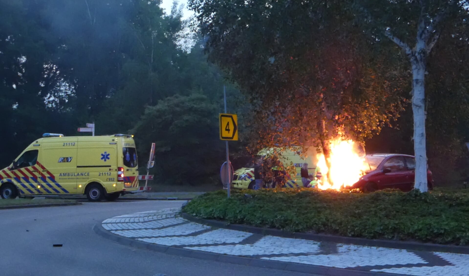 Automobilist gewond bij ongeval op Osse rotonde; auto vliegt in brand. (Foto: Thomas)
