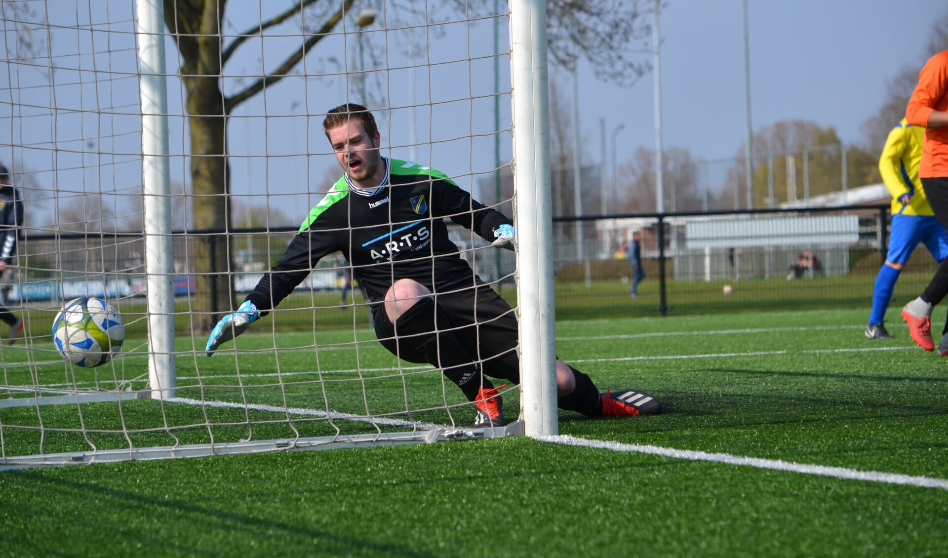 Een vertrouwd beeld dit seizoen: de doelman van FC Uden moet weer eens vissen. Hier tijdens de 5-1 nederlaag tegen SIOL. (foto: Gerno de Haas)