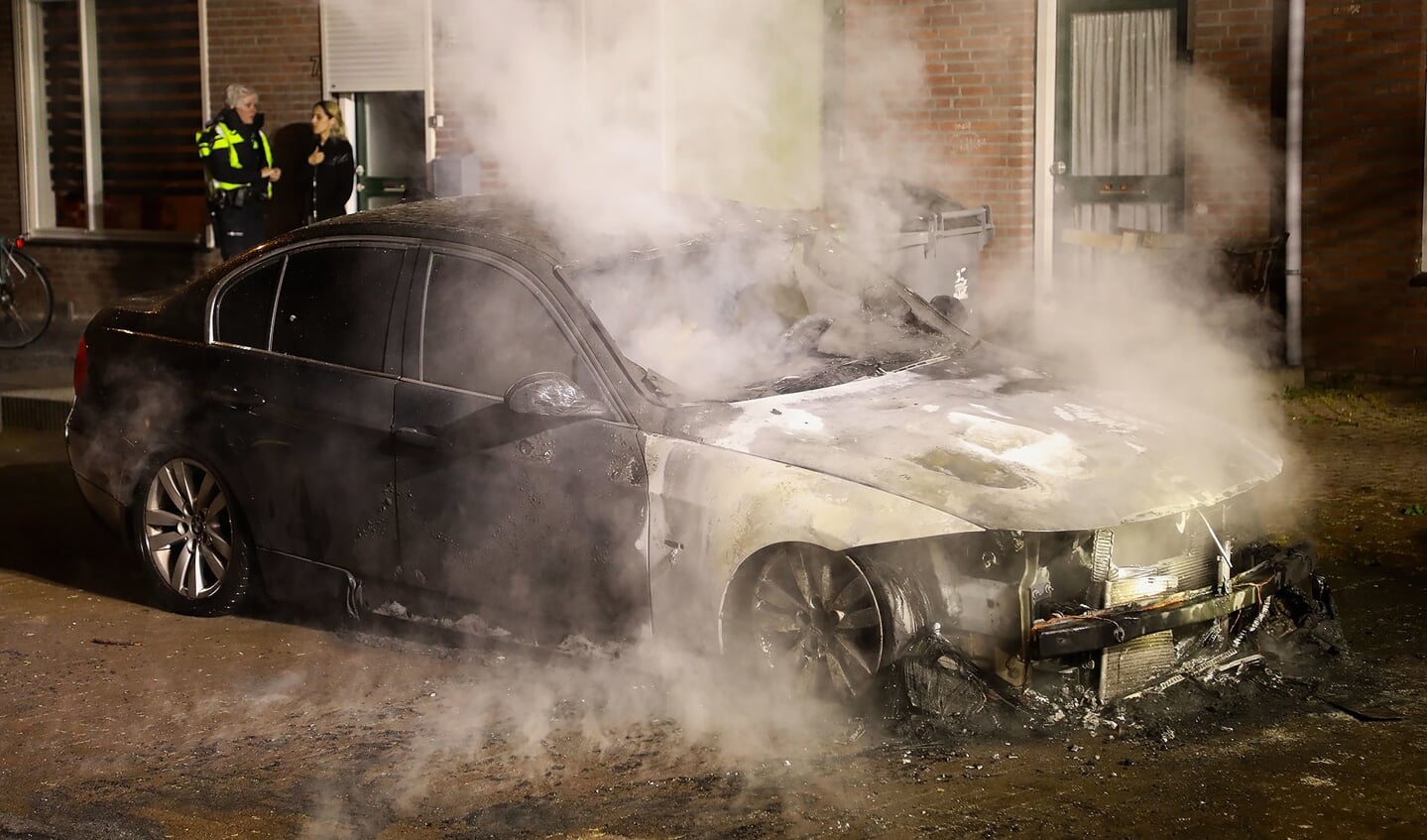 BMW uitgebrand in Van Reenenstraat. (Foto: Gabor Heeres / Foto Mallo)