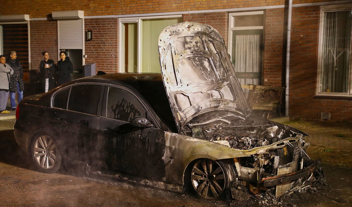 BMW uitgebrand in Van Reenenstraat. (Foto: Gabor Heeres / Foto Mallo)