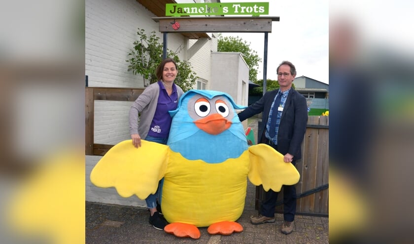 De uil voor Janneke's Trots, samen met Wim Eijkemans (rechts)