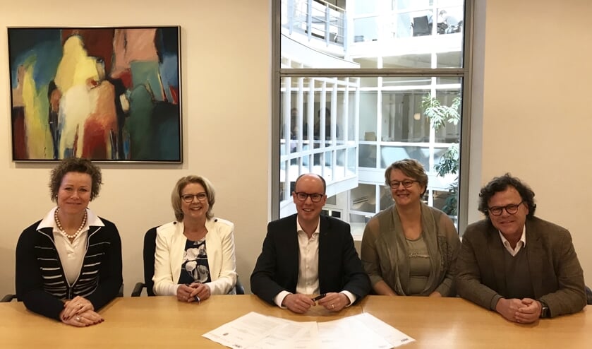 V.l.n.r.: Ursela Smits van de GGD Hart voor Brabant, Annet van Zon van Spring Kinderopvang, wethouder Joost Hendriks van de gemeente Cuijk, Fransje van Veen van Stichting Invitare Openbaar Onderwijs en Harrie van de Ven van Optimus Onderwijs.