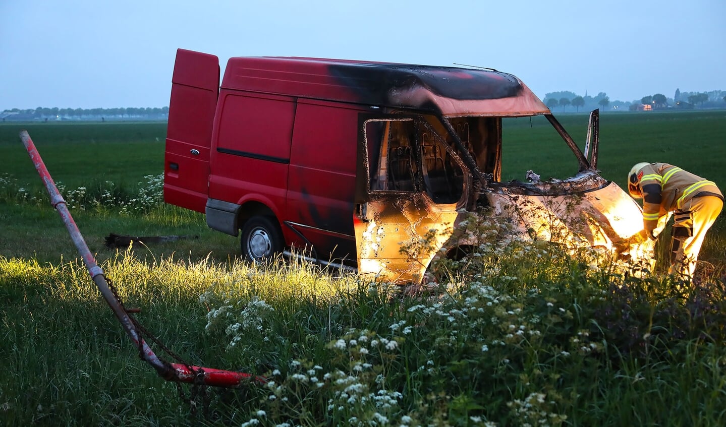 Politie doet onderzoek na aantreffen van uitgebrande bestelbus in Lithoijen. (Foto: Gabor Heeres / Foto Mallo)
