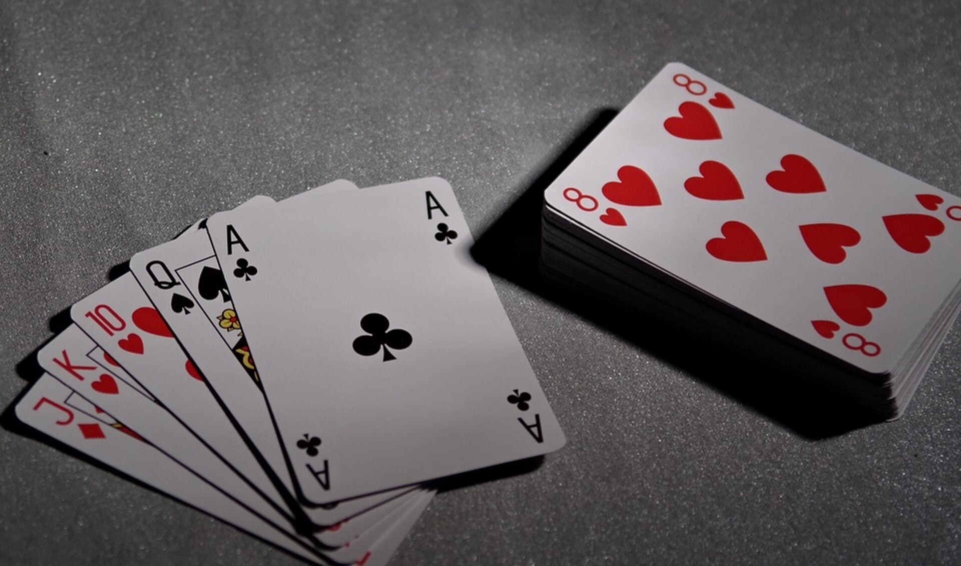 Bridge is een kaartspel dat ook onder de noemer denksport geplaatst kan worden.
