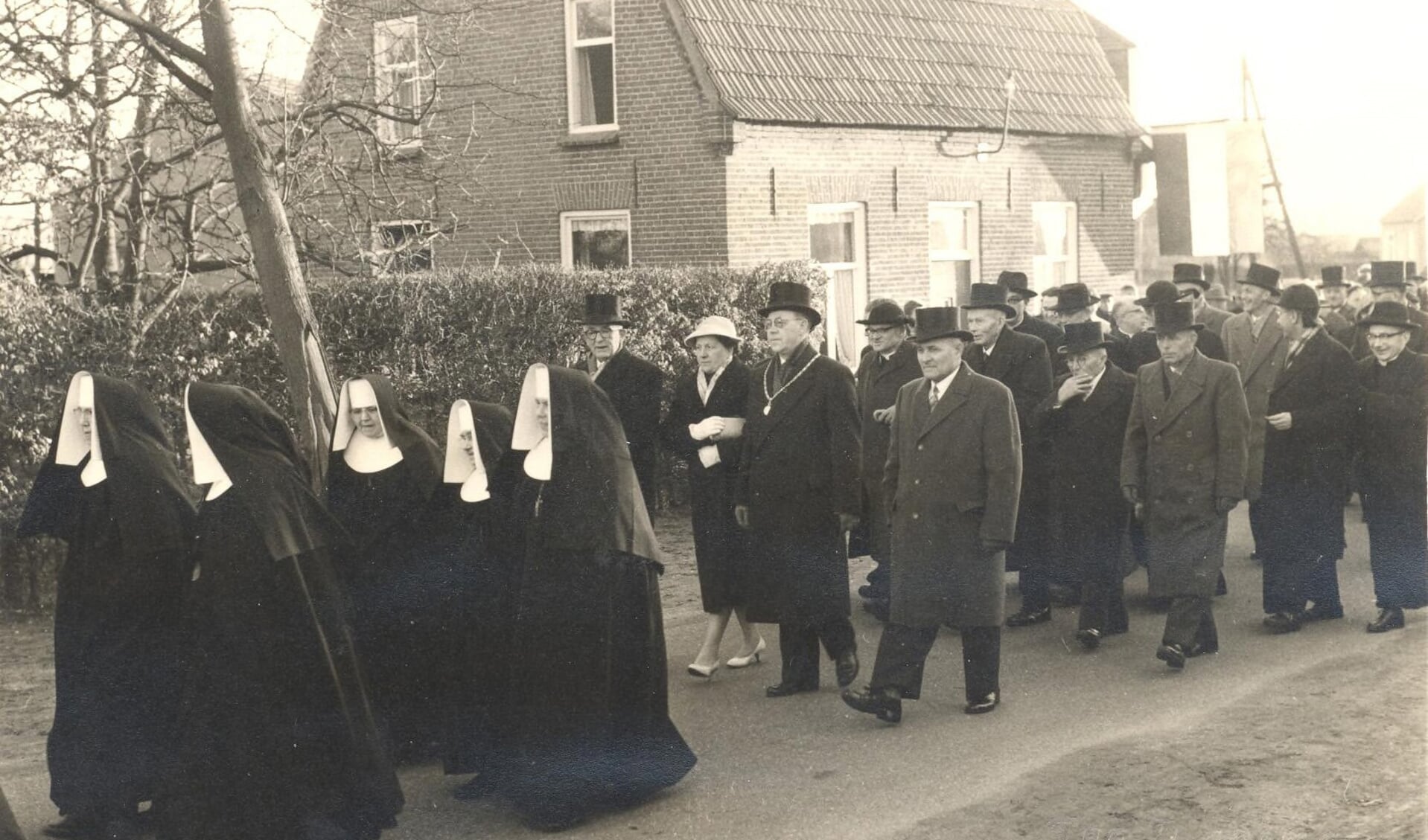 Ontvangst van pastoor Haerkens in Rijkevoort op 1 februari 1959 (Fotocollectie BHIC)