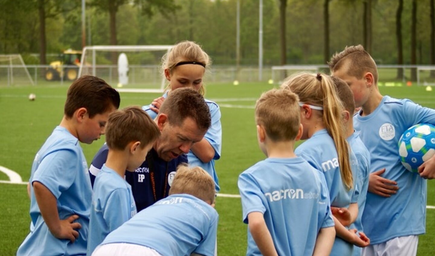 Behalve zijn werk bij Vitesse en Festilent runt Peters ook nog een voetbalschool: de Football Talent Academy. (foto: Monique Schippers)