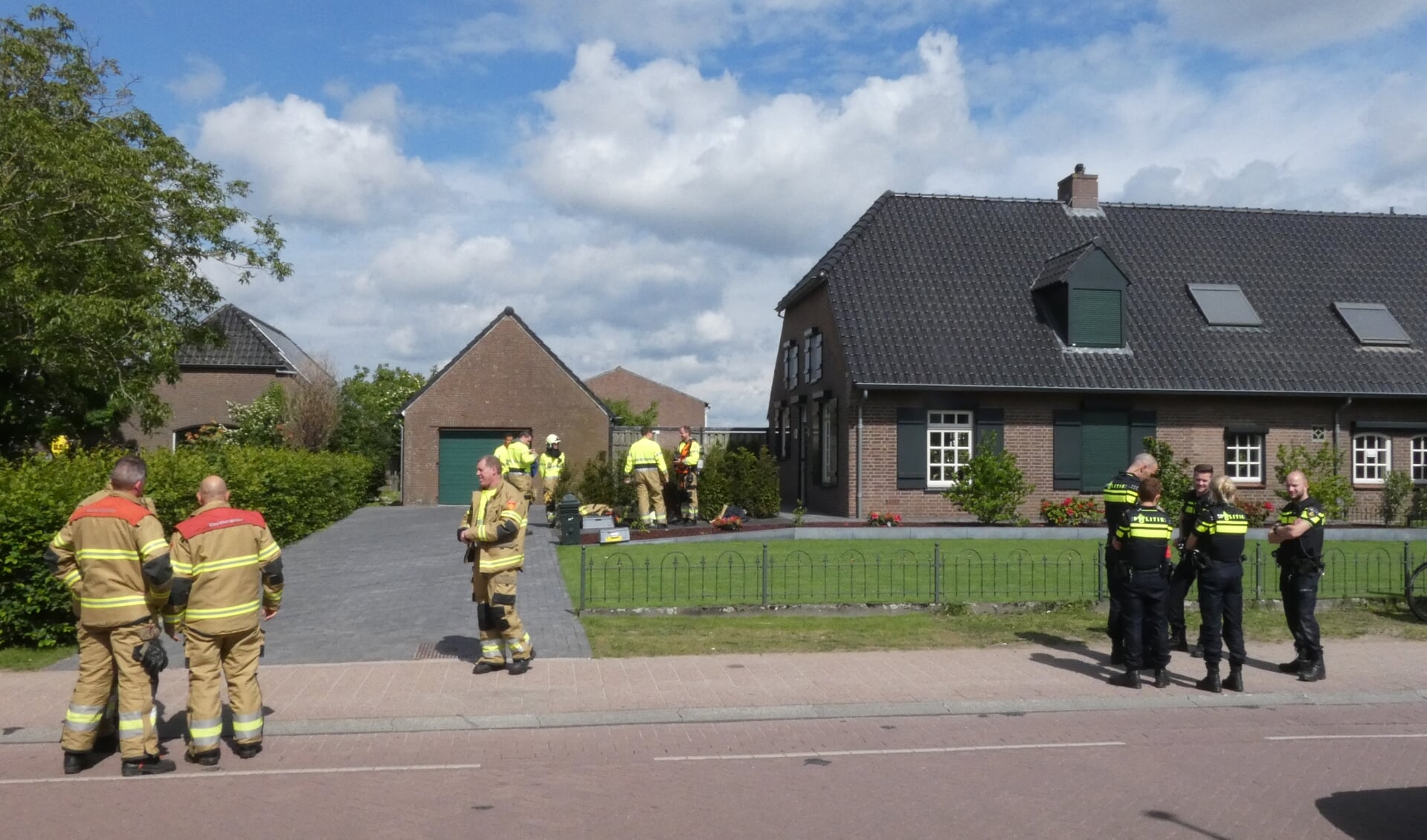 Brandweer blust schoorsteenbrand in Geffen. (Foto: Thomas)