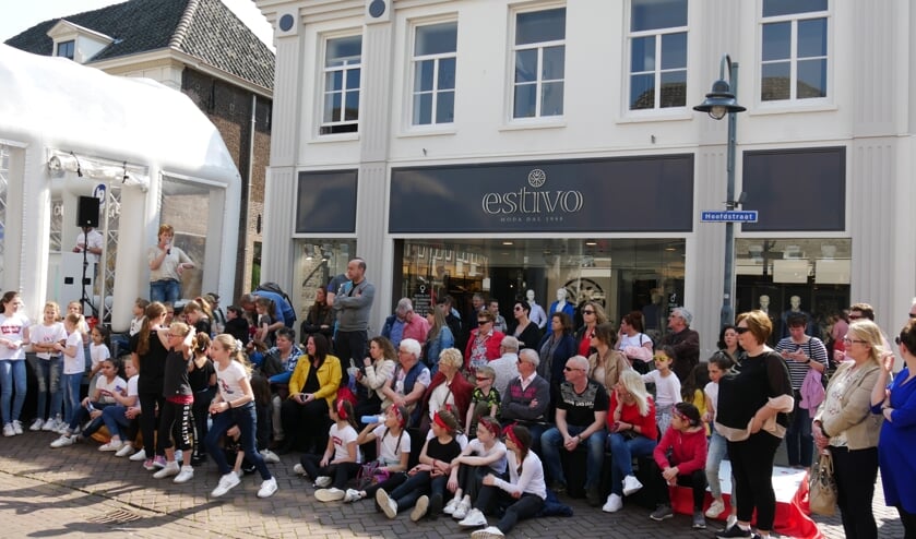 Drukte in de Hoofdstraat in Veghel tijdens de eerste koopzondag in april.