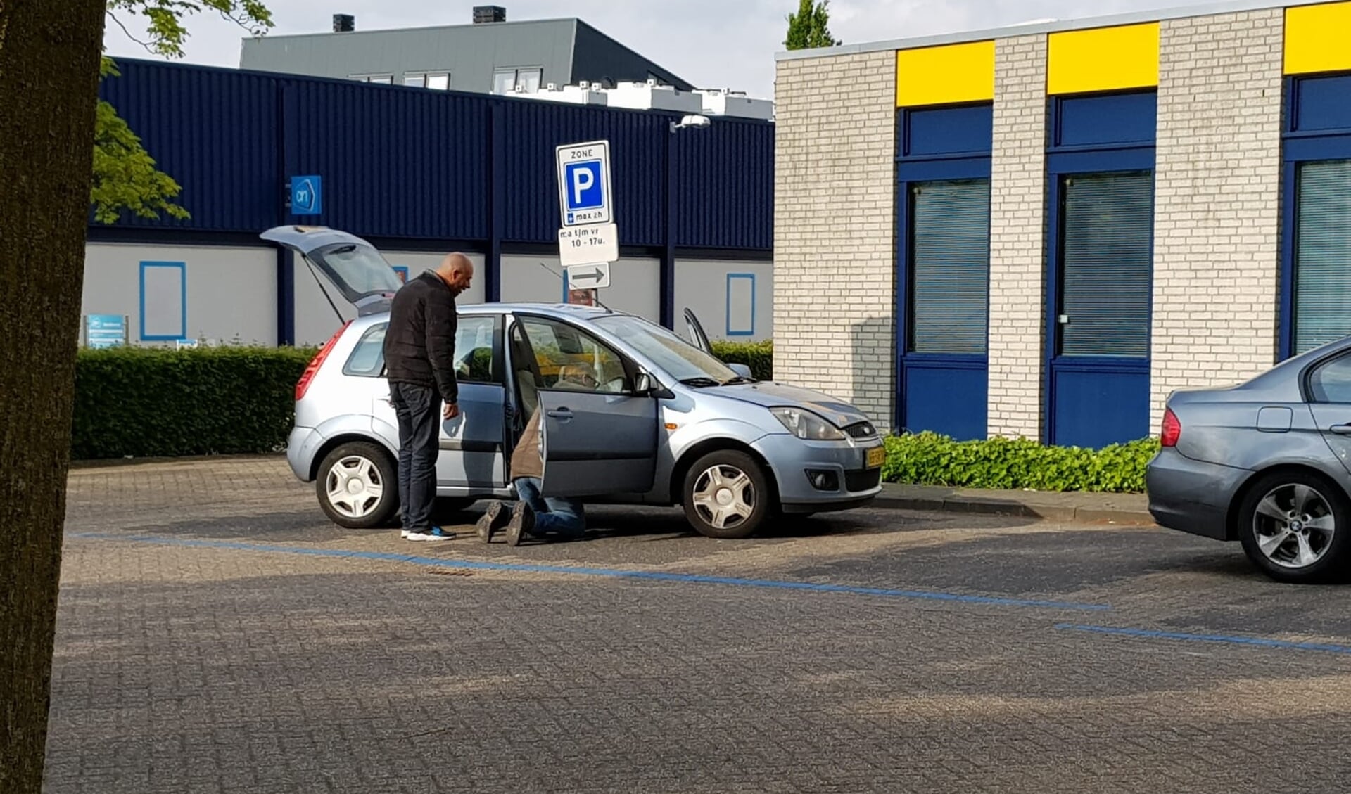 De auto wordt doorzocht. 