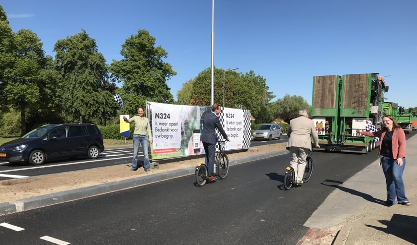 Met het 'binnenvlaggen' van de bestuurders, is de N324 officieel heropend. Op de foto links gedeputeerde Christophe van der Maat, en recht wethouder Ben Peters van de gemeente Gave, die steppen.