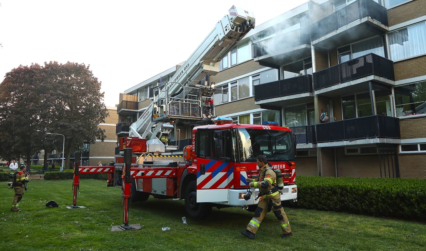 Brand in flatwoning Zaltbommelseweg: vermoedelijk hennepkwekerij aangetroffen. (Foto: Gabor Heeres / Foto Mallo)
