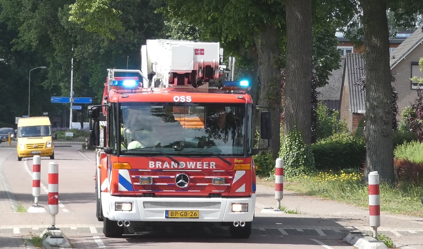 Brandweer blust schoorsteenbrand in Geffen. (Foto: Thomas)