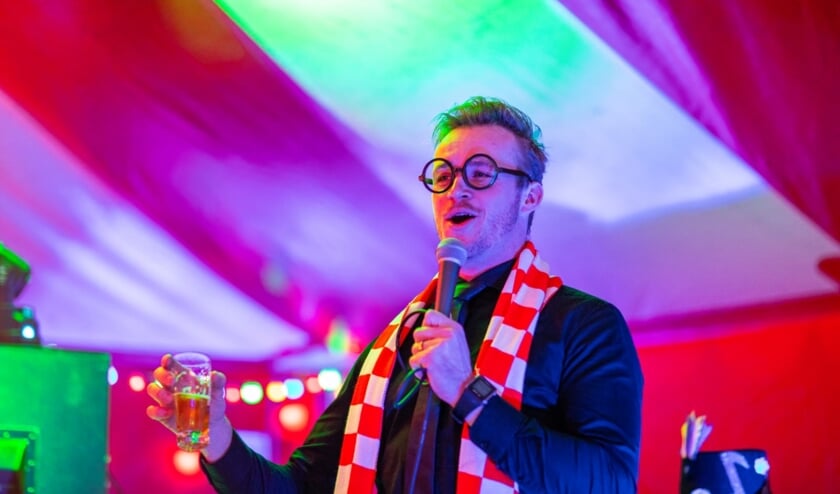 Maurice als Zanger Maus op het podium