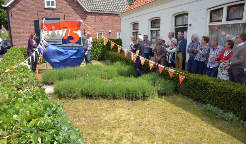 Door de borden wordt de buurt nu dagelijks herinnerd aan het jubileum (foto: Henk Lunenburg)