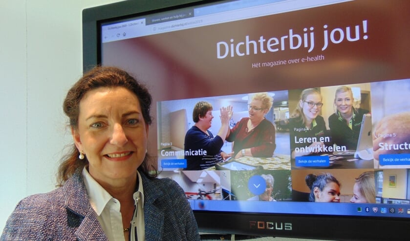 Monique Caubo bij het e-health magazine, dat cliënten van Dichterbij veel mogelijkheden biedt. (foto: Dorry Smeets)