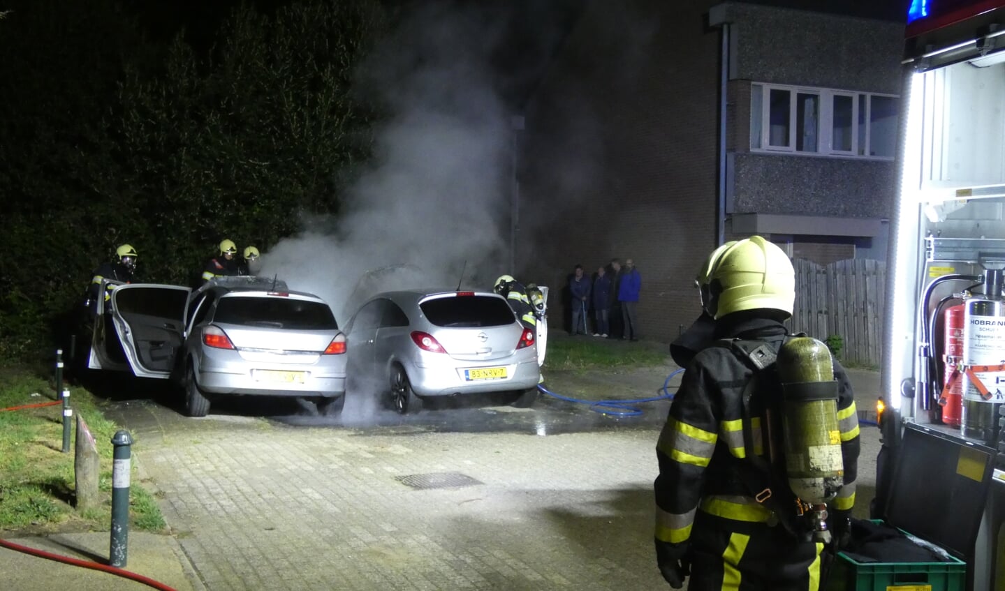 Weer twee autobranden in Oss: nu in Dasseburcht. (Foto: Thomas)
