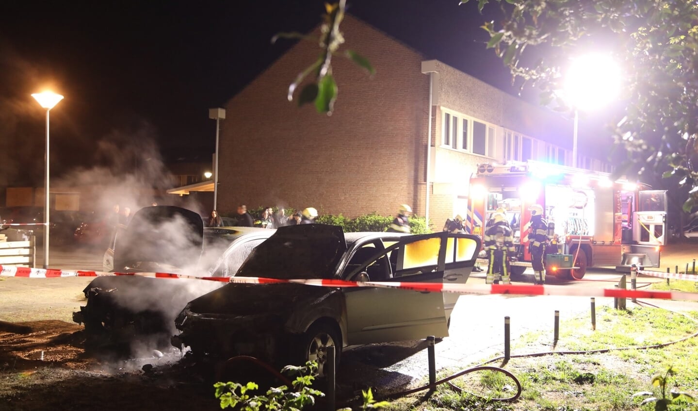 Weer twee autobranden in Oss: nu in Dasseburcht. (Foto: Gabor Heeres / Foto Mallo)