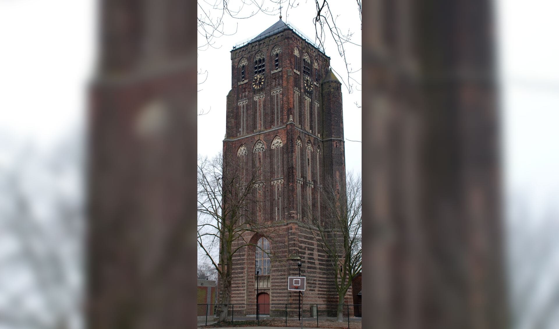 De kenmerkende Sint Janstoren in Sambeek.
