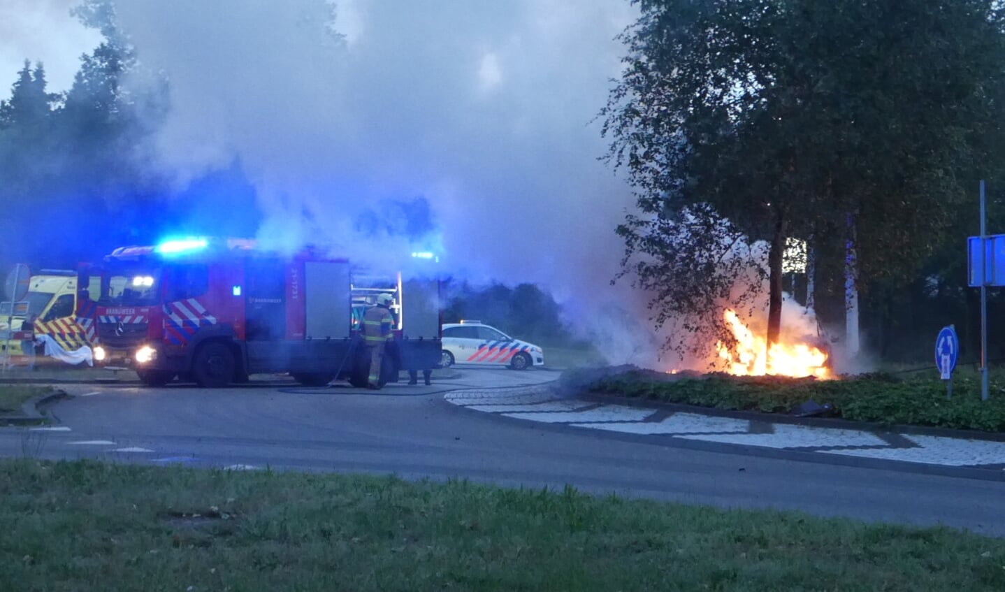 Automobilist gewond bij ongeval op Osse rotonde; auto vliegt in brand. (Foto: Thomas)