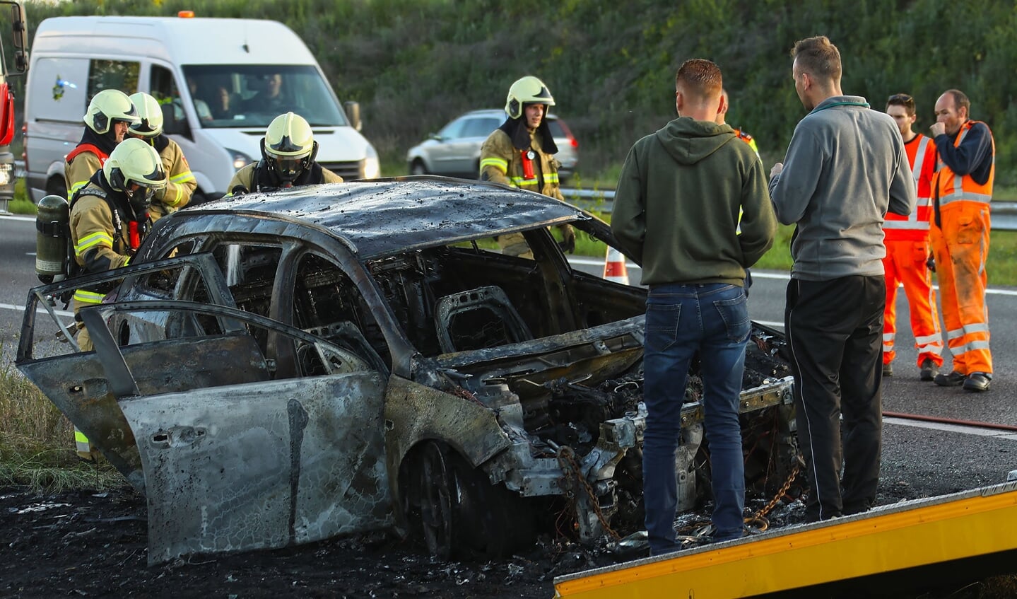 Brandende auto op A50 tussen Oss en Ravenstein. (Foto: Gabor Heeres / Foto Mallo)