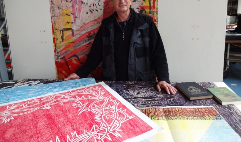 Marie te midden van zijn werk in zijn atelier (foto: Ankh van Burk)