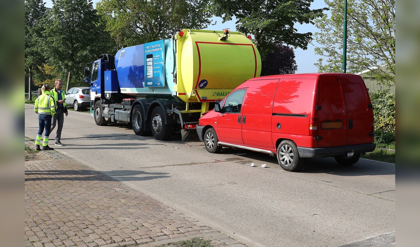 Auto rijdt op stilstaande vuilniswagen in Oijen. (Foto: Charles Mallo / Foto Mallo)