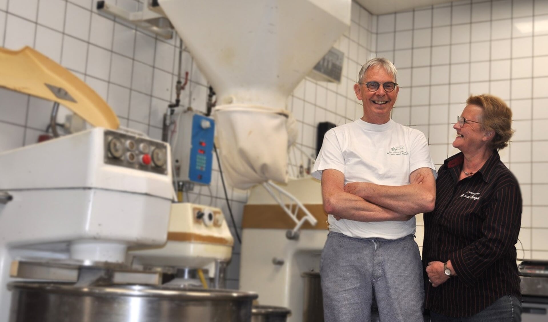Gerrie en Gertruud van den Bergh vieren het honderdjarig jubileum van hun bakkerij en trakteren op ontbijt. 