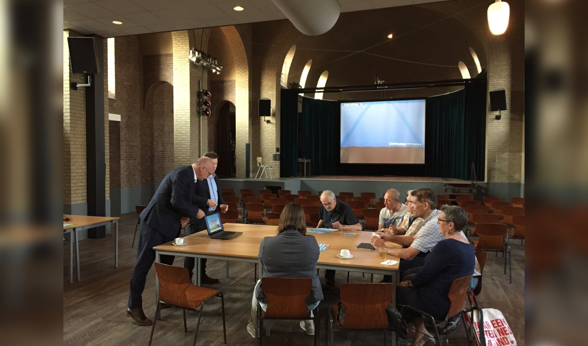 De Cuijkse wethouder Maarten Jilisen praat namens de drie gemeenten bewoners van Vortum-Mullem bij over de plannen voor de nieuwe gemeente.