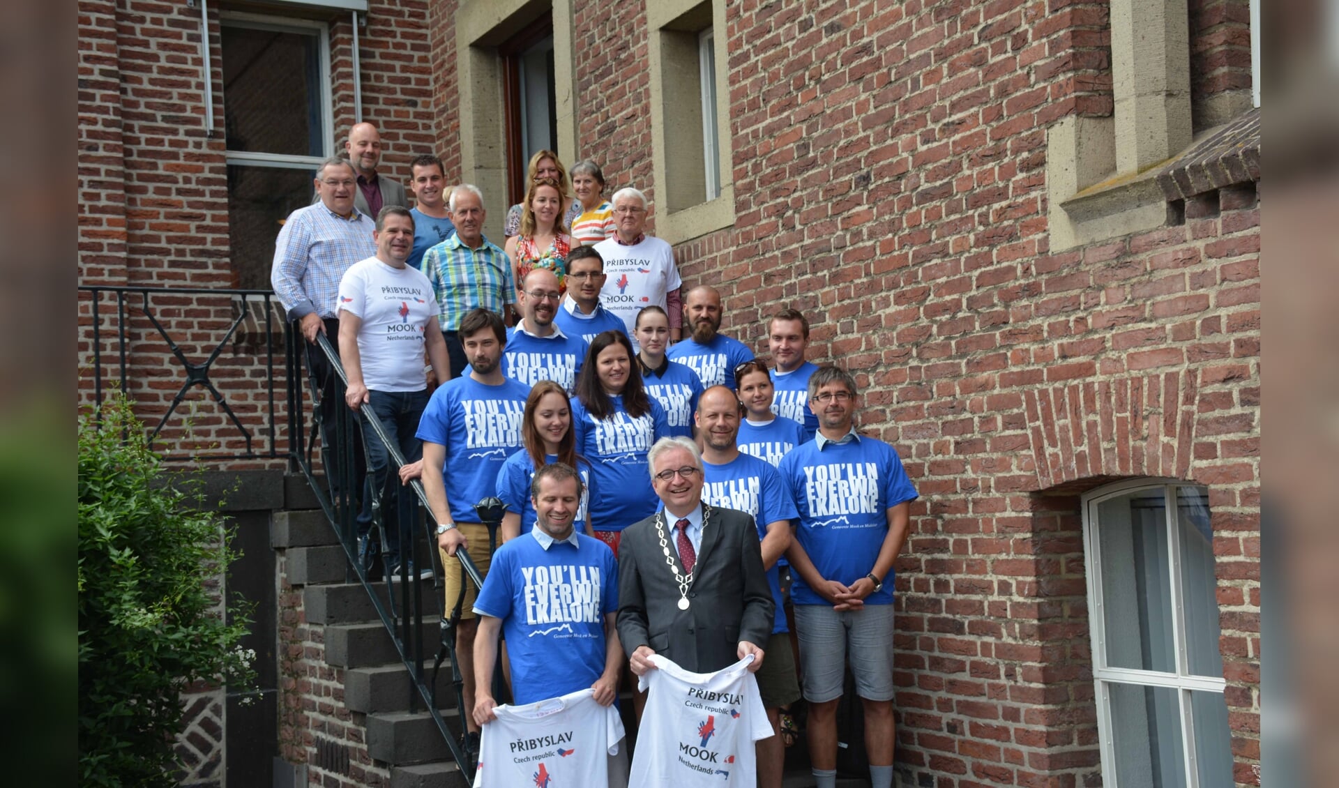 In 2015 nam een groep uit Pribyslav (in blauw shirt) deel aan de Nijmeegse Vierdaagse. Hier poseren ze met burgemeester Wim Gradisen voor het gemeentehuis in Mook.