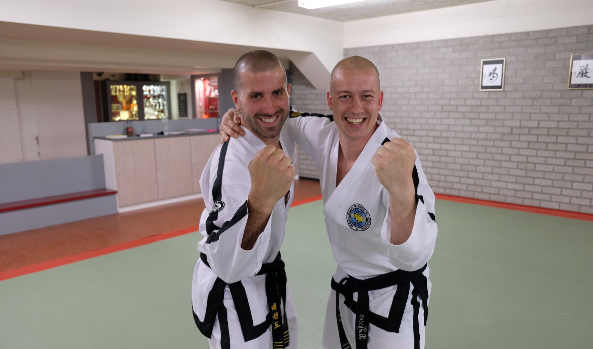 Wouter Sterckx (links) en Bram Tijssen van Taekwon-Do-school 'Ma-Ryuk' uit Gennep. 'Niet alleen op de mat, maar ook in het dagelijkse leven heb je veel profijt van Taekwon-Do.' (tekst en foto: Martijn Schwillens)