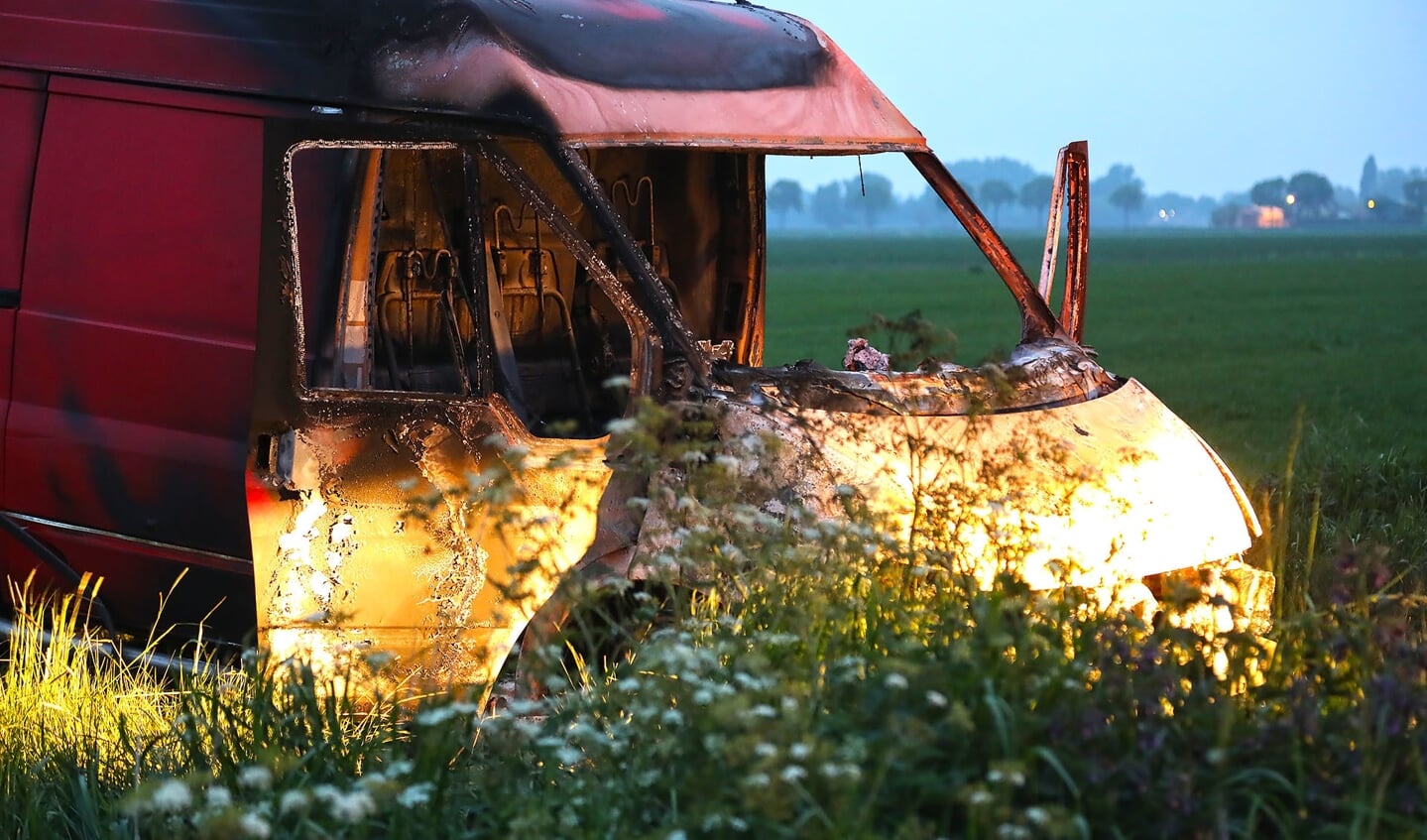 Politie doet onderzoek na aantreffen van uitgebrande bestelbus in Lithoijen. (Foto: Gabor Heeres / Foto Mallo)