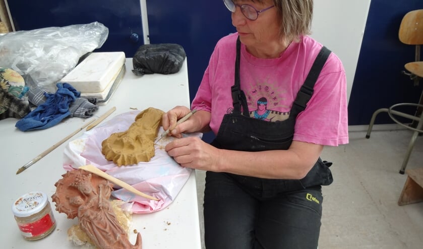 Ine van Grinsven legt de laatste hand aan het Mariabeeld (foto: Ankh van Burk)