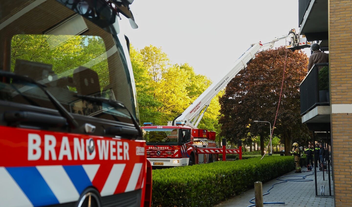 Brand in flatwoning Zaltbommelseweg: vermoedelijk hennepkwekerij aangetroffen. (Foto: Gabor Heeres / Foto Mallo)