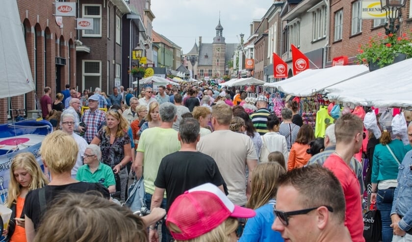 De braderie in Gennep wordt jaarlijks druk bezocht.