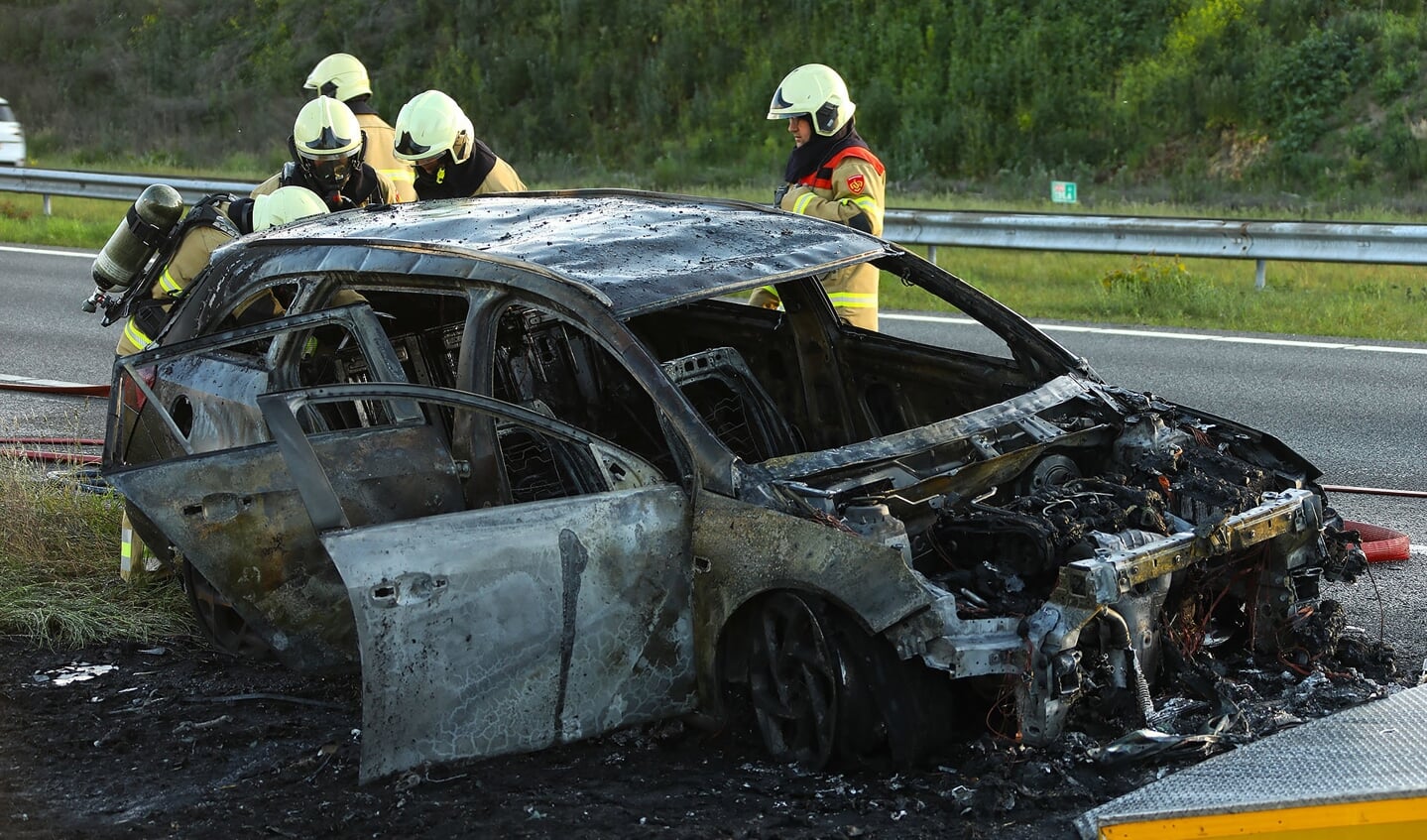 Brandende auto op A50 tussen Oss en Ravenstein. (Foto: Gabor Heeres / Foto Mallo)