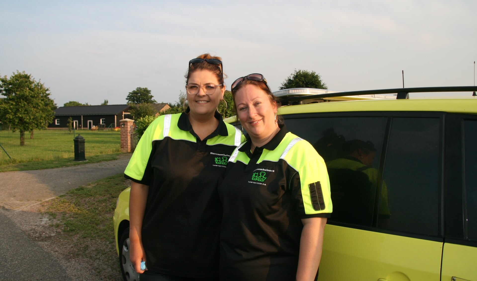 Saskia Mundi en Rachel Zandvliet runnen op vrijwillige basis de Dierenambulance Land van Cuijk.