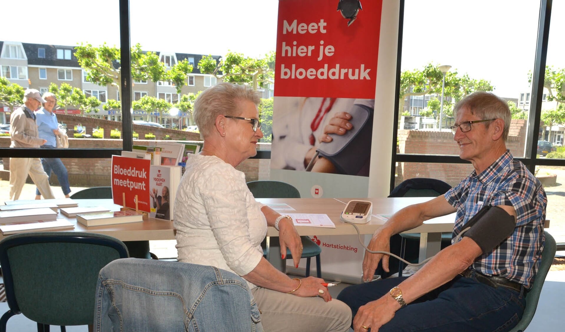 Onze fotograaf ging ook even langs voor een interview en liet gelijk zijn bloeddruk meten.