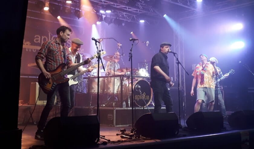 De mannen van Aplous op het podium