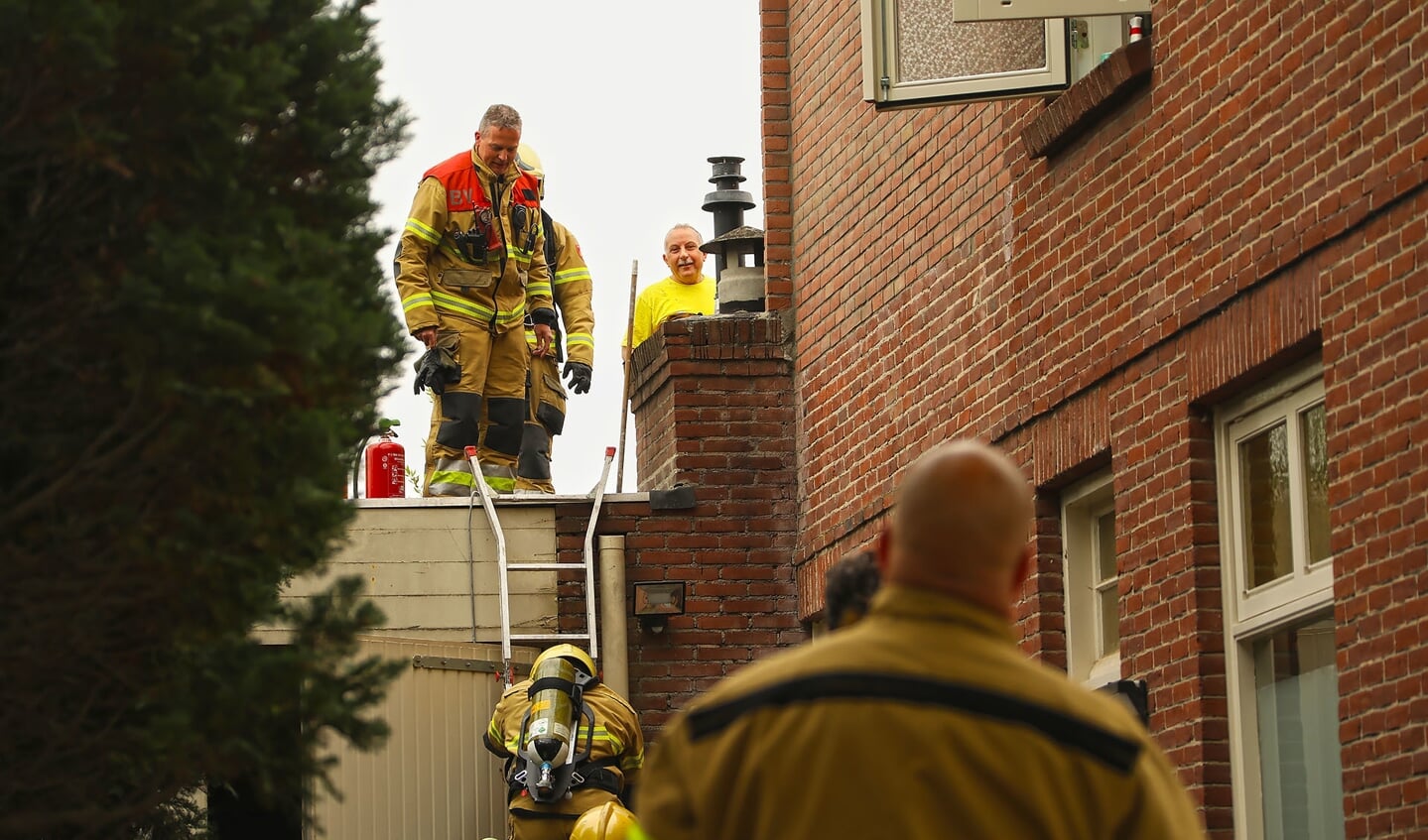 Brand ontstaan bij dakwerkzaamheden in Floraliastraat. (Foto: Gabor Heeres / Foto Mallo)