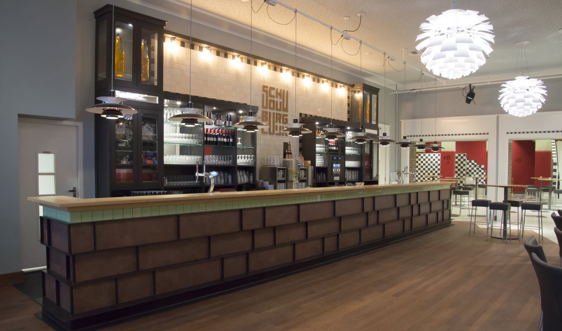 De bars in de Schouwburg Cuijk zijn vervaardigd door Van den Boom Interieurbouw.