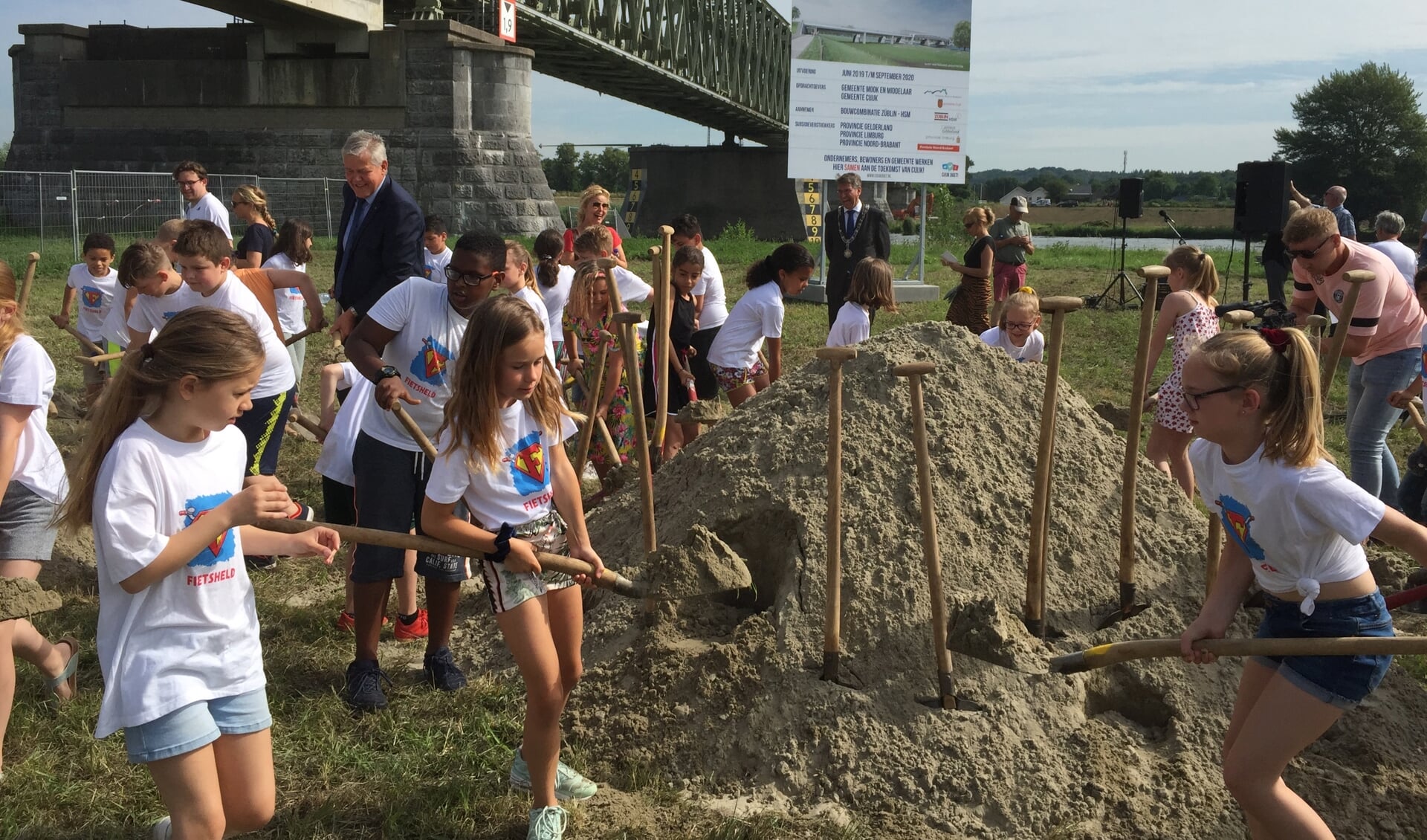 Leerlingen van 't Startblok begonnen woensdag op symbolische wijze met de aanleg van de fietsbrug tussen Mook en Katwijk.