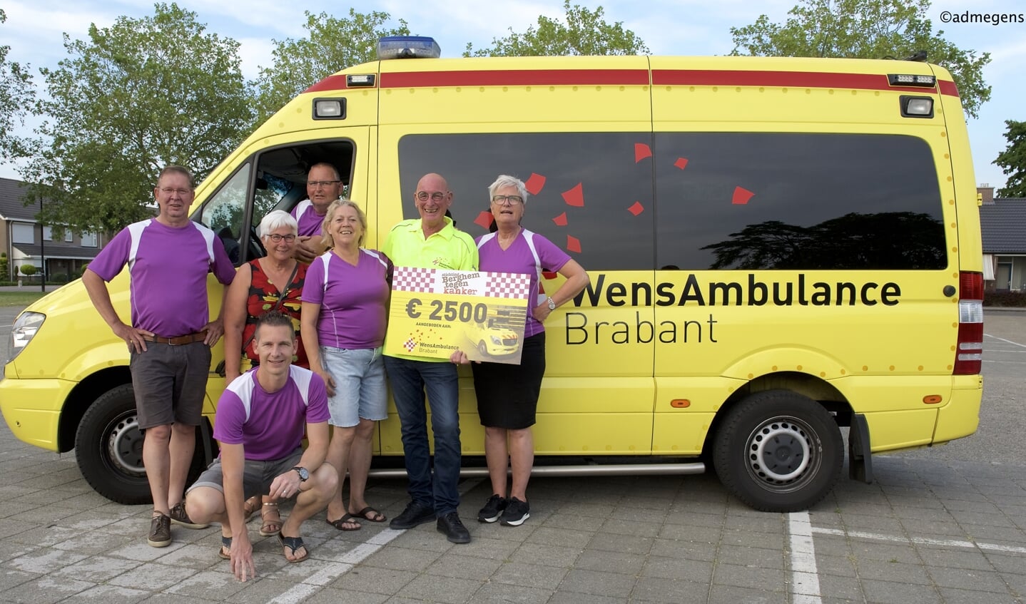 Stichting Berghem tegen Kanker reikt een cheque uit aan WensAmbulance Brabant. (Foto: Ad Megens)