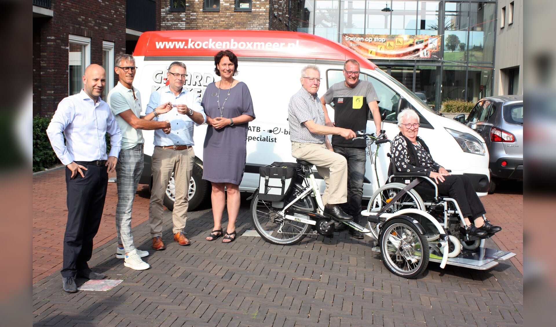 Lionsclub Land van Cuijk en Overmaze heeft een elektrische rolstoelfiets overhandigd aan Pantein. 