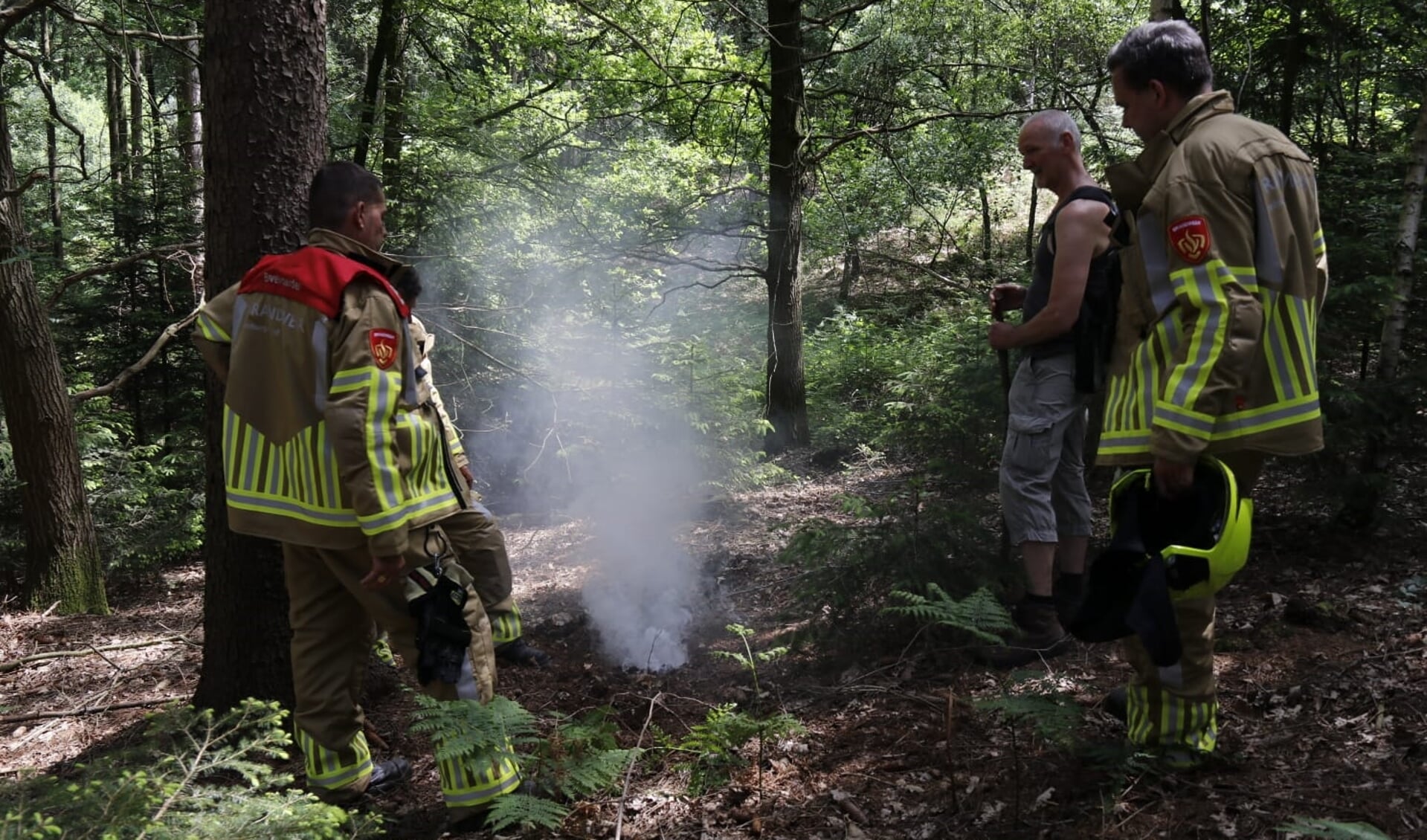 De brandweer moest vanmiddag uitrukken wegens een smeulende fosforgranaat in de bossen.