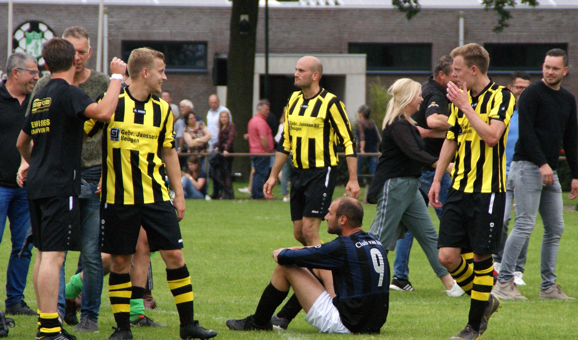 Vreugde bij de spelers van VIOS'38. Daan Klievink (9) van HBV baalt. (foto: Jeff Meijs/Voetbal-shoot.nl)
