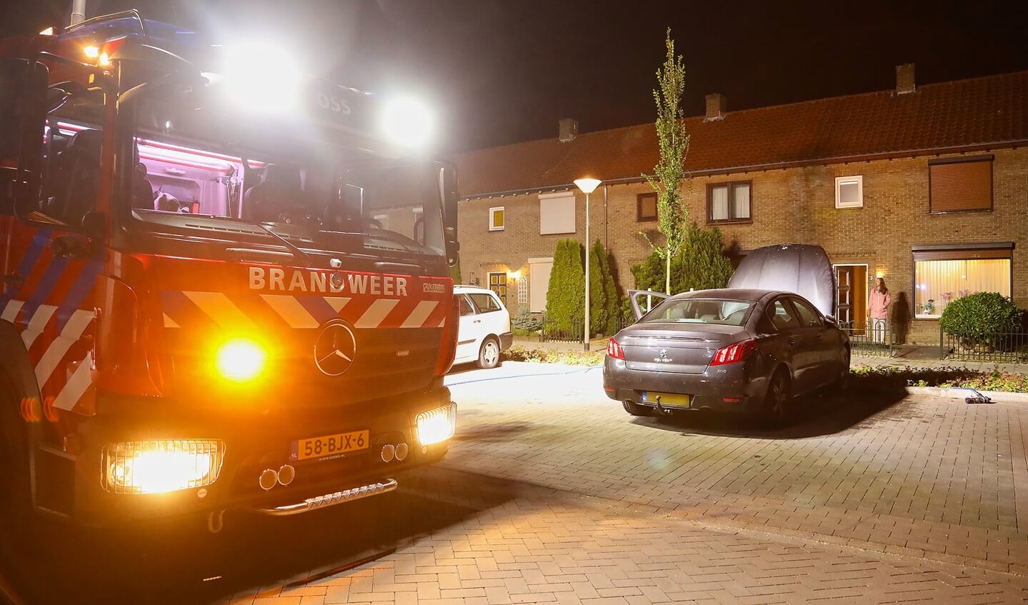 Opnieuw een autobrand in Osse Johan Doornstraat. (foto: Gabor Heeres / Foto Mallo)