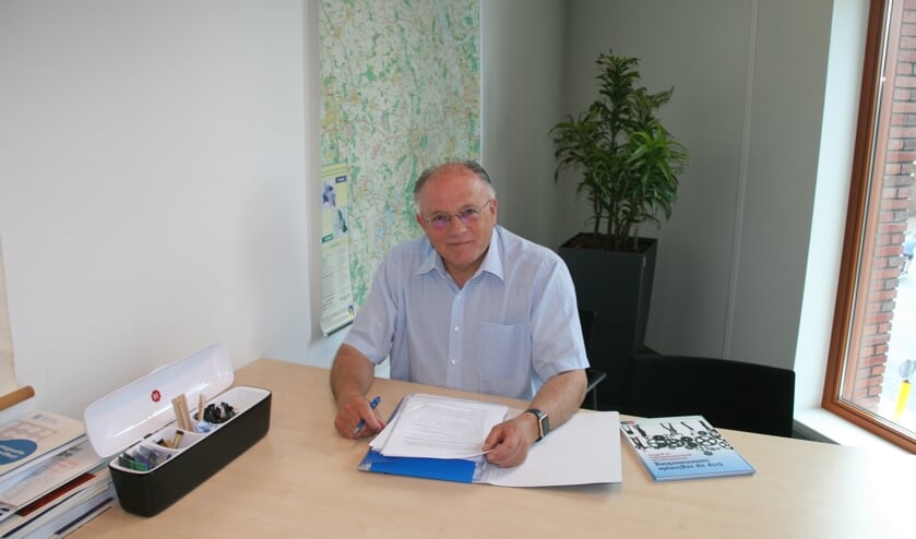 Toon Cornelissen neemt na zestien jaar op donderdag 27 juni afscheid als griffier bij de gemeente Boxmeer.