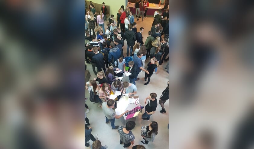 De Zwijsen-leerlingen nemen elkaars cijferlijsten door.