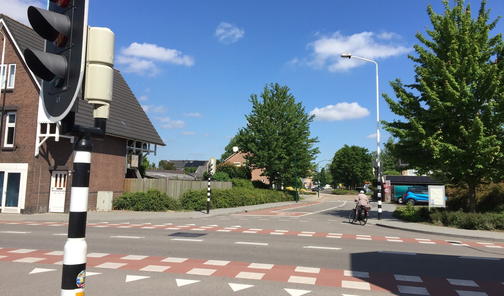 De beoogde fietsroute loopt via de Rembrandt van Rijnstraat via de Oranjestraat naar het Elzendaalcollege. 