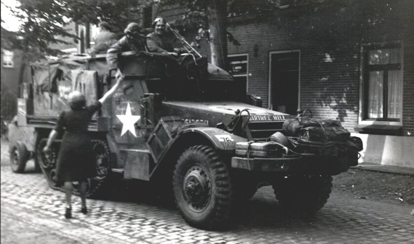 De bevrijders in september 1944 in de Kerkstraat in Uden.  